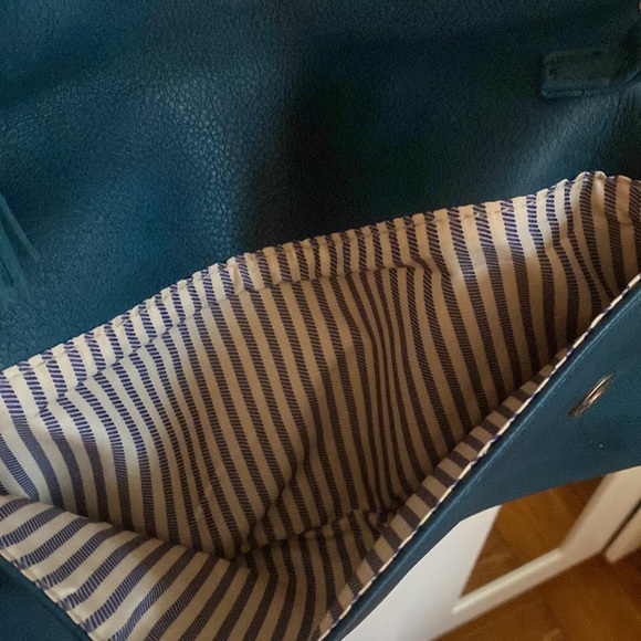 Deep turquoise color bag, golden zipper and chain, tassel and magnet clips. - Picture 5 of 6